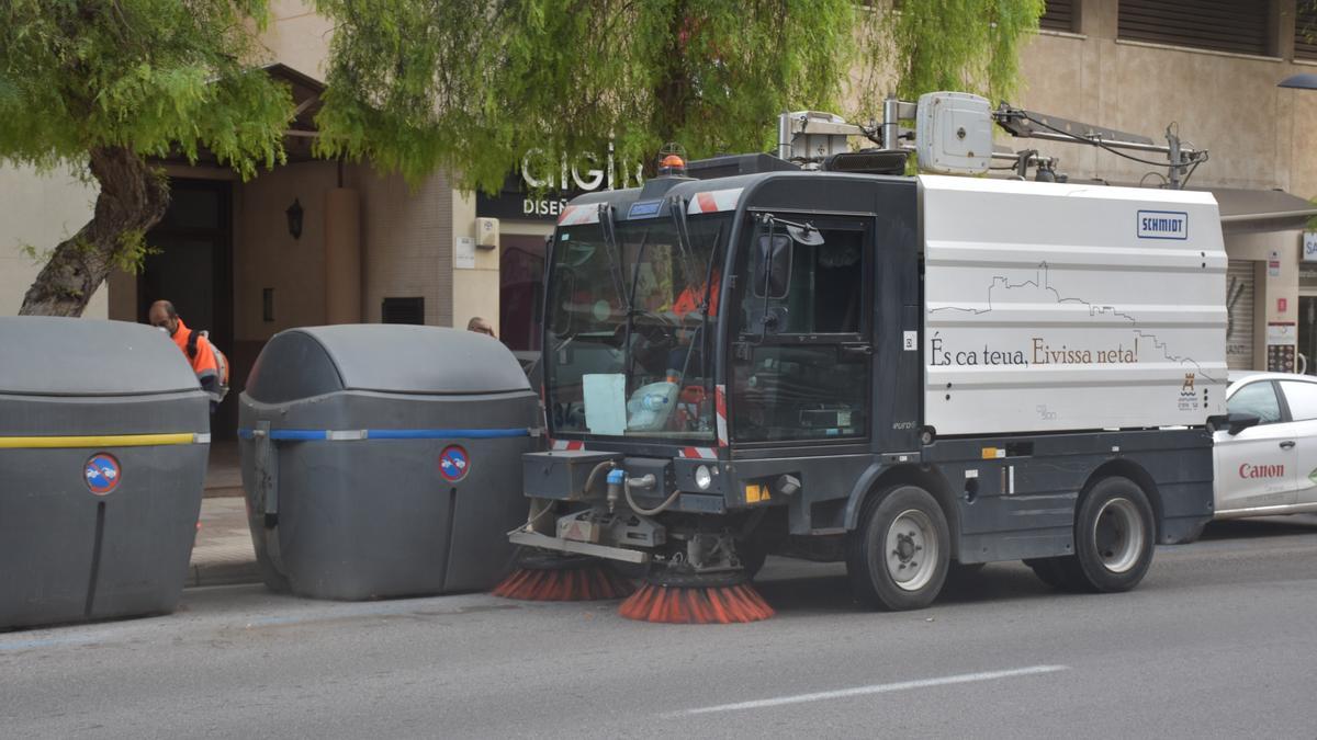 Una máquina del servicio de limpieza en Isidor Macabich.