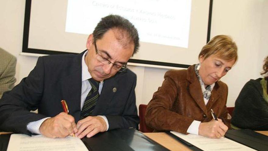 La alcaldesa Ana Barceló firmó el convenio de colaboración con el rector de la Universidad de Alicante