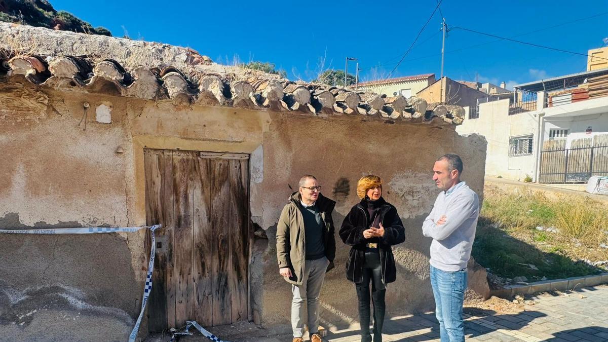 Belén Pérez y técnicos de la UCP junto a la vivienda de la calle Abellaneda que será declarada en estado de ruina.