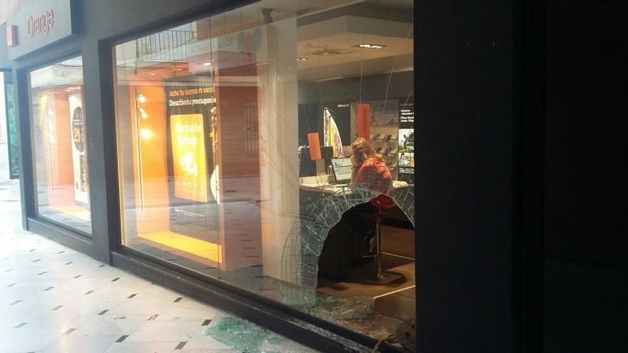 Asaltan de noche una tienda de telefonía en pleno centro  de Gandia