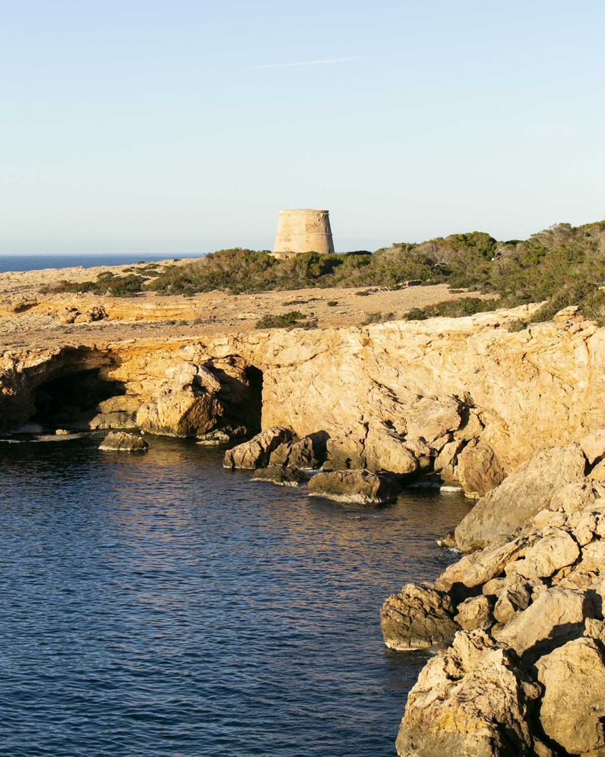 La Torre d'en Rovira se encuentra frente a los islotes occidentales entre las playas de Comte y Cala Bassa en la isla de Ibiza