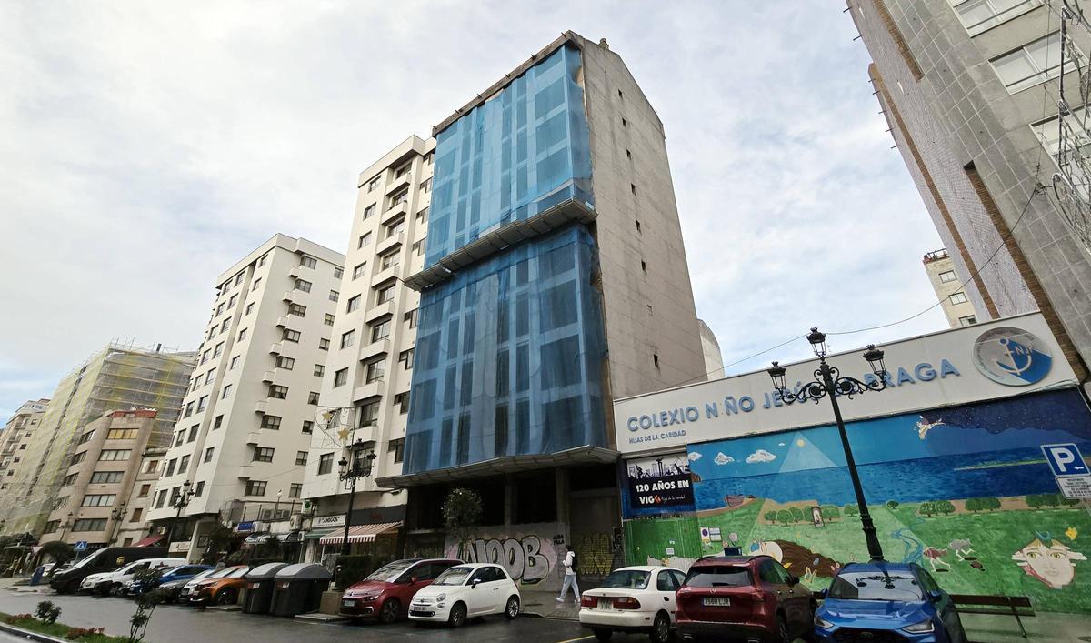 Edificio a medio construir en el número 53 de Rosalía, pegado a un centro escolar.