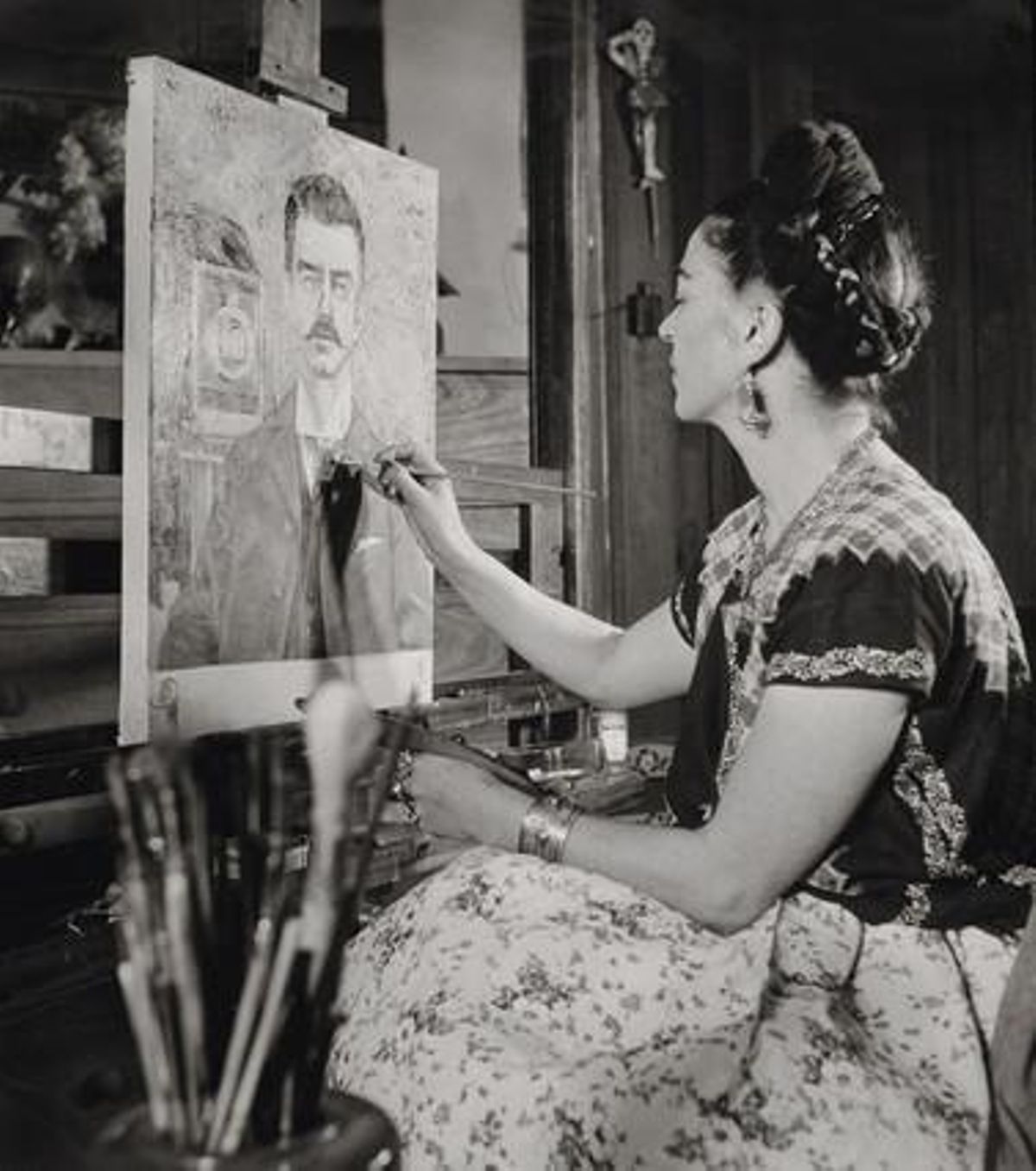 Frida Kahlo pintant el retrat del seu pare, Guillermo Kahlo, 1951.