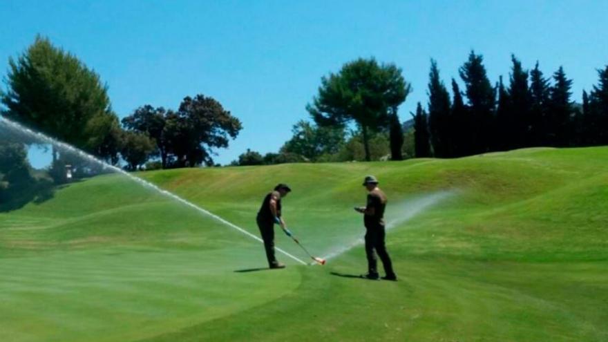 Mitarbeiter des Umweltministeriums überprüfen die Bewässerung eines Golfplatzes auf Mallorca.