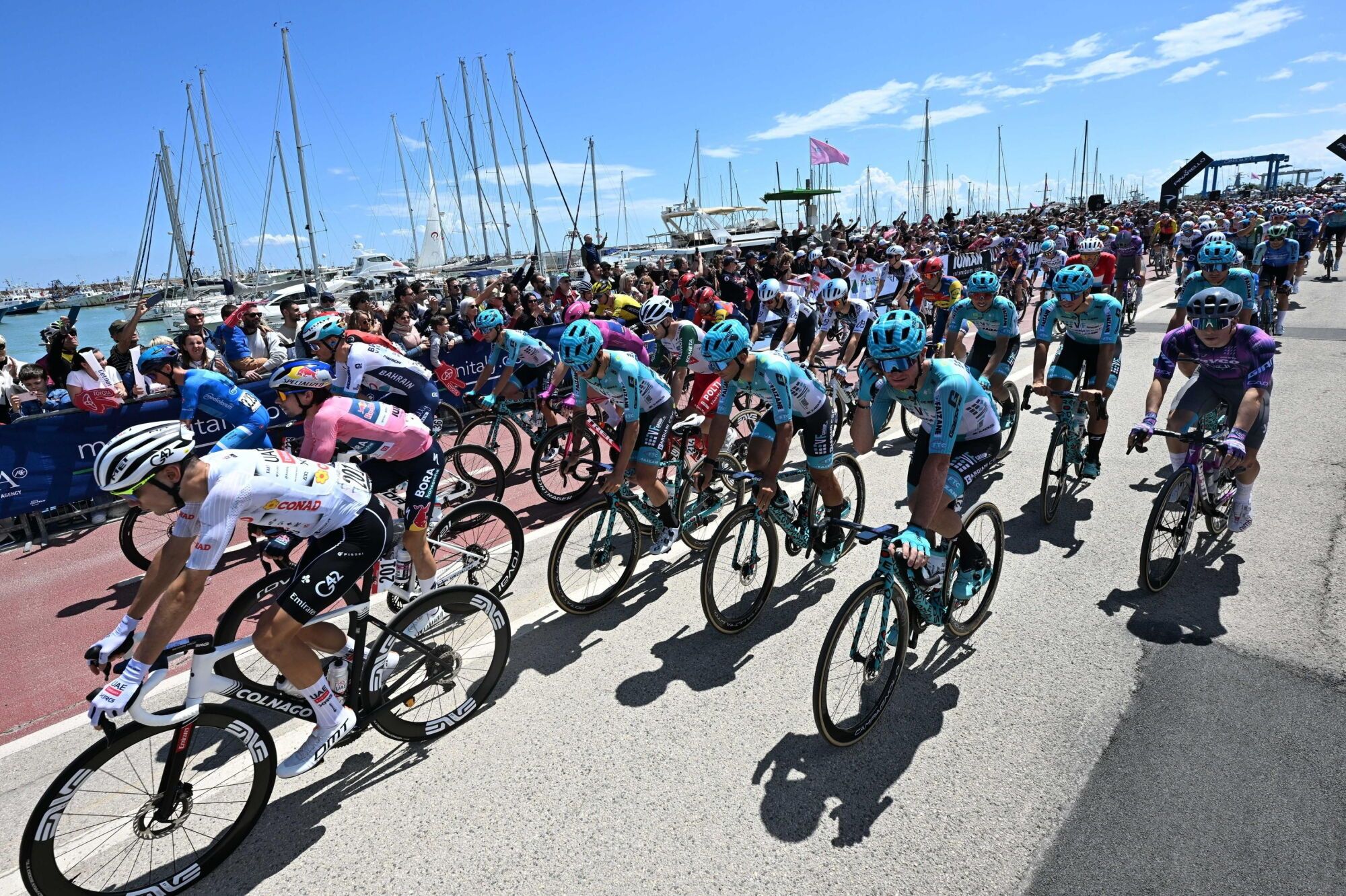 GIULIANOVA (Italy), 17/05/2025.- The pack of riders at the departure of the 8th stage of the 108 Giro d'Italia 2025, cycling race over 197 km from Giulianova to Castelraimondo, Italy, 17 May 2025. (Ciclismo, Italia) EFE/EPA/LUCA ZENNARO
