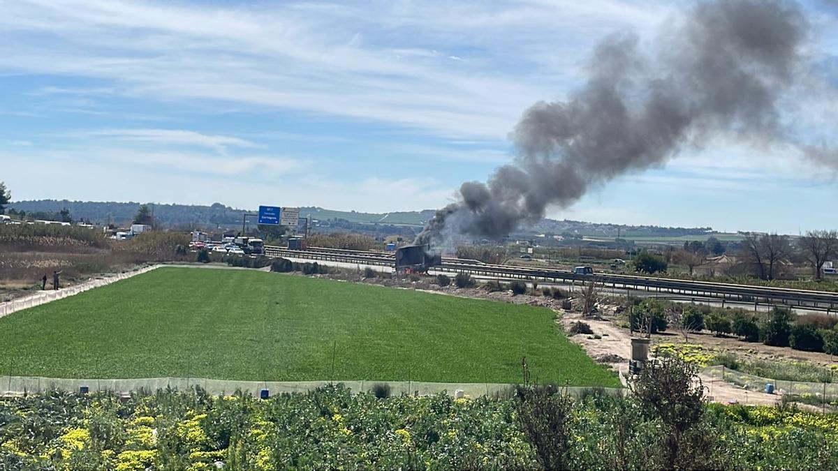 Incendio del vehículo que ha provocado la retención de tráfico