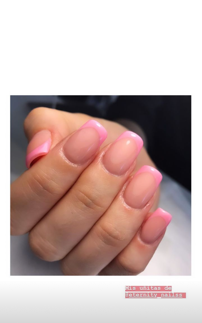 Uñas de Adara pintadas con media luna de color rosa