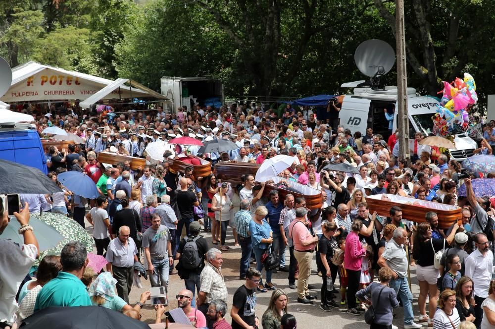 Una decena de personas desfilaron dentro de un ataúd en As Neves para dar gracias por "volver de entre los muertos".