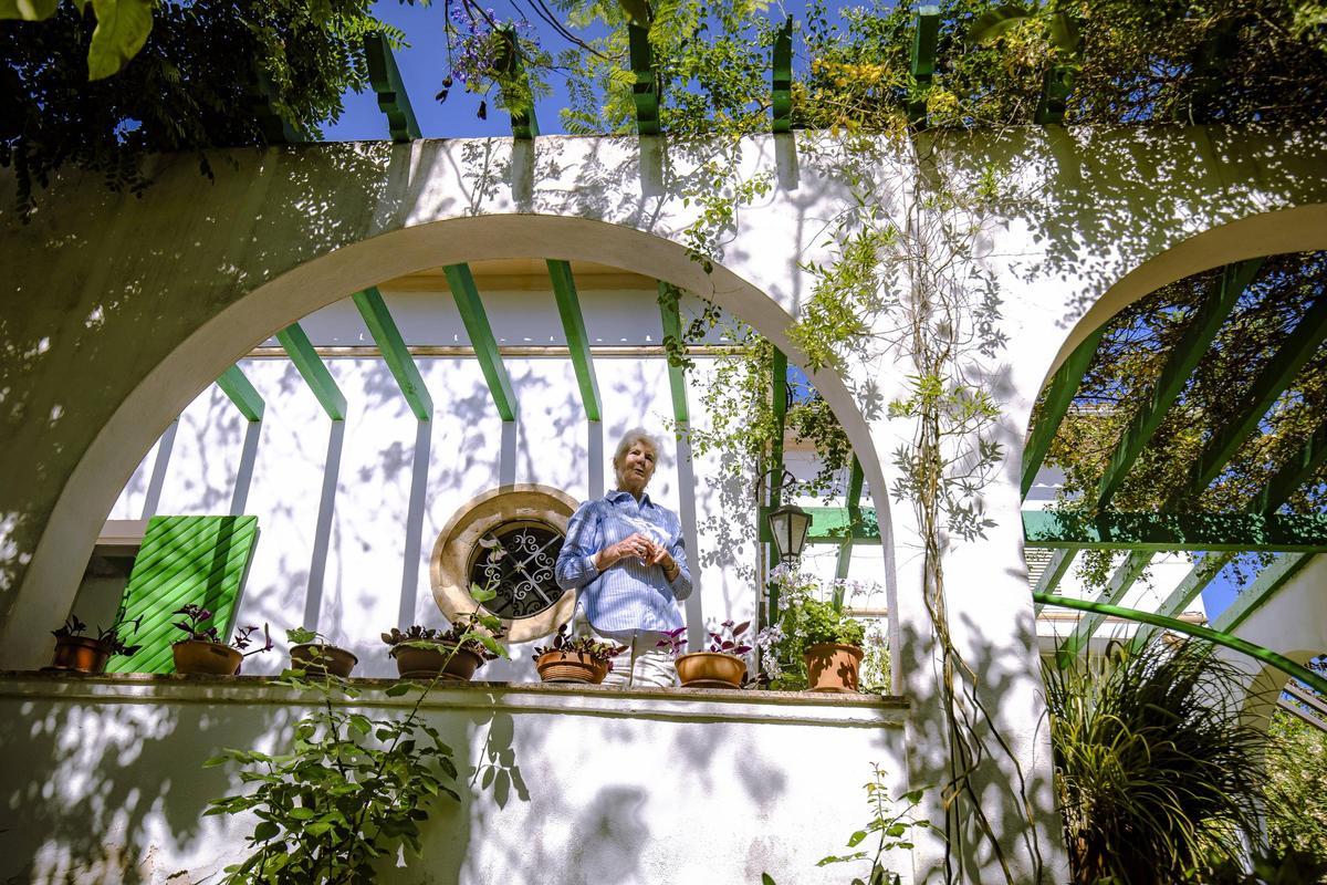 Jeannine Cook, en la terraza de la casa, diseñada por el arquitecto Enrique Juncosa