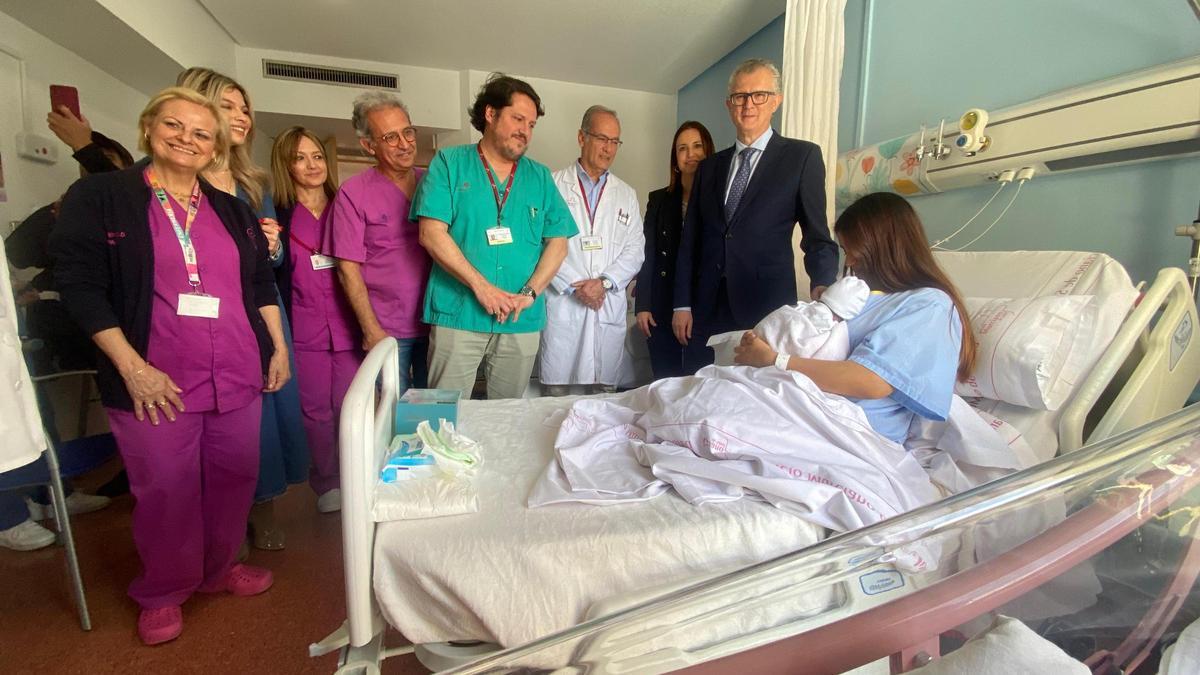 El consejero Pedreño visitaba este martes la renovada planta de Maternidad y Ginecología del hospital de Lorca.