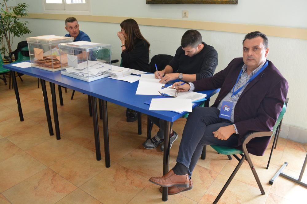 Los murcianos acuden a las urnas para votar en las