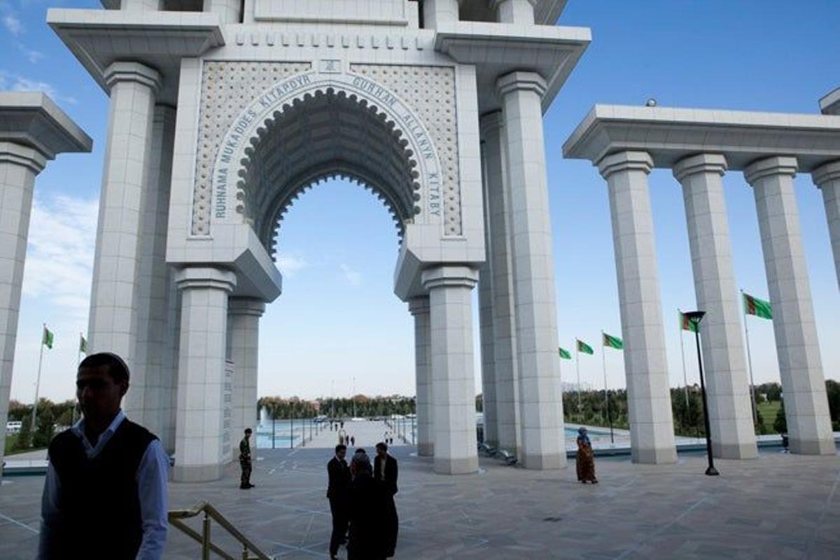 Entrada a la mezquita de Turkmenbashi Ruhy o de Gypjak