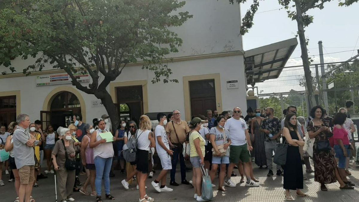 Pasajeros de FGC esperando en la estación de Valldoreix