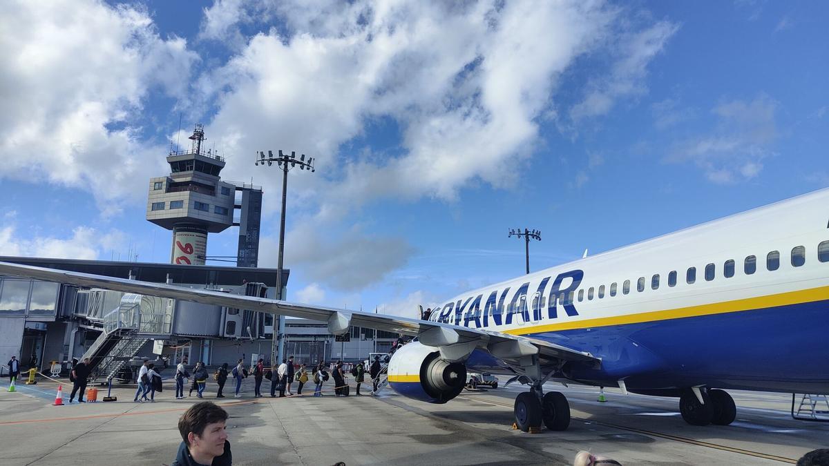 Avión de Ryanair en el aeropuerto de Peinador en una imagen de archivo