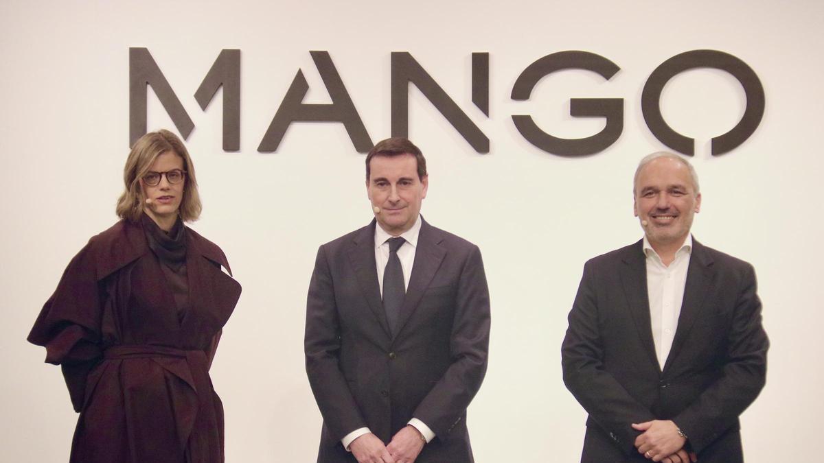 La directora financera de Mango, Margarita Salvans; el president i conseller delegat, Toni Ruiz; i el conseller executiu, Daniel López