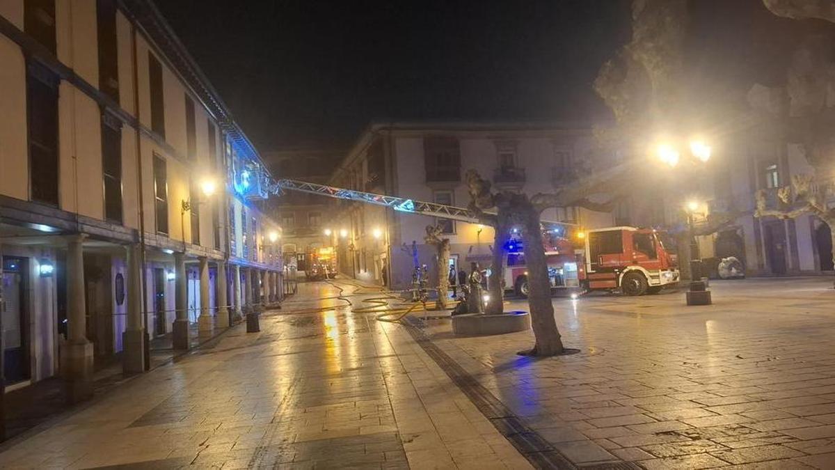 Susto de madrugada en El Fontán: un cortocircuito origina un incendio en un conocido local de hostelería de Oviedo