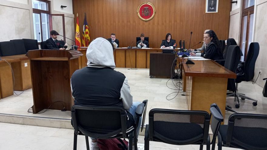 Juicio a un profesor de Palma por abusos sexuales a una alumna de 13 años: &quot;Le pregunté una duda y me tocó el pecho&quot;