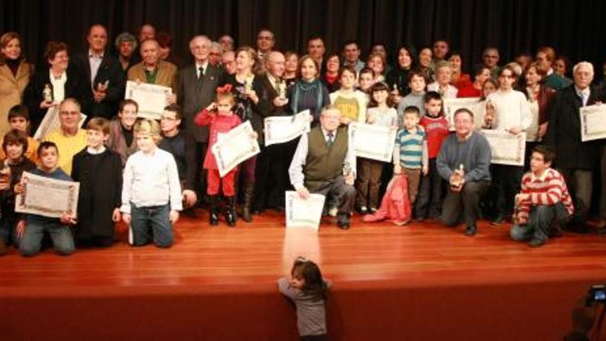 Foto de familia de los ganadores del concurso de belenes