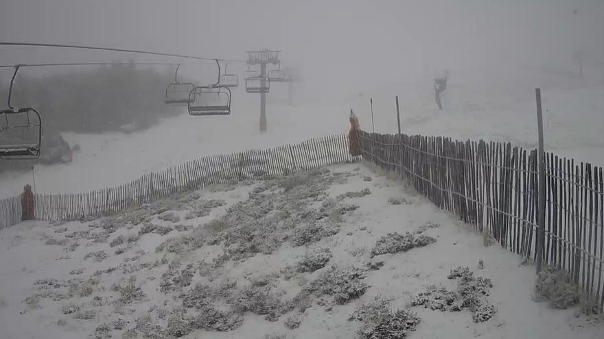 Vista hoy de la estación de esquí de Manzaneda nevada.