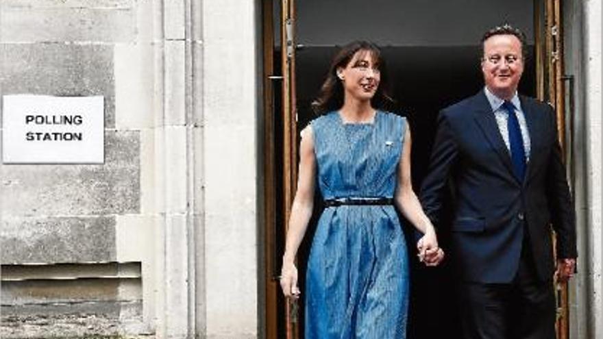 David Cameron i la seva dona surten del col·legi electoral després de votar.