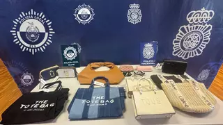 La Policía Local y Nacional interviene cientos de productos de lujo falsificados en una nave de Elche