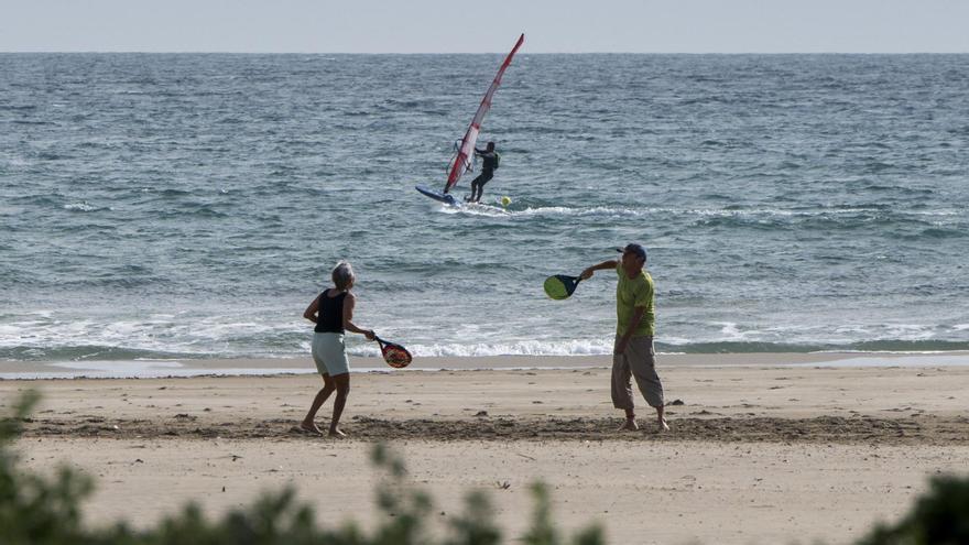 Disfrutando del buen tiempo de este febrero primaveral en una playa de Castelló de la Plana.