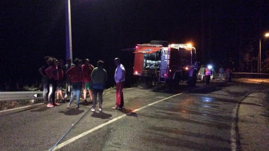 Un incendio nocturno vuelve a poner en alerta a la parroquia de Beluso, en Bueu