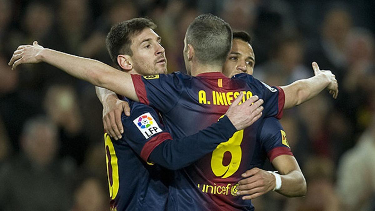 Iniesta abraza a Messi y Alexis, autores de los goles del Barça