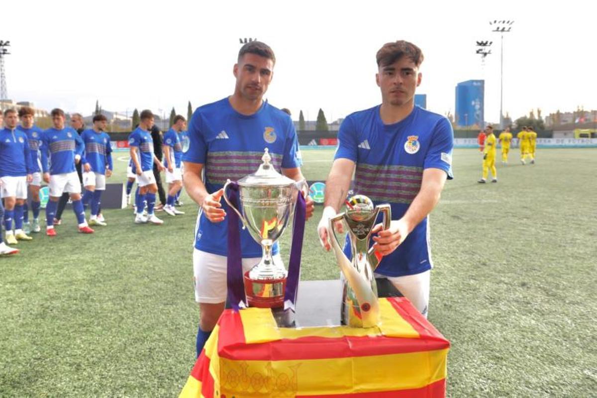 La selección aragonesa ofrece la Copa de España y el Trofeo UEFA a su afición durante el encuentro contra Canarias.
