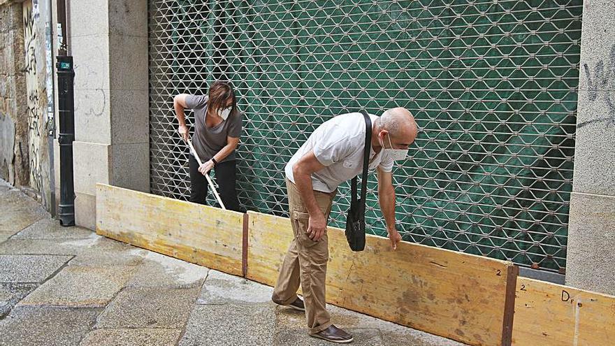 El agua subió por encima de este tablón e inundó este bajo de calle Cervantes |   // Iñaki Osorio