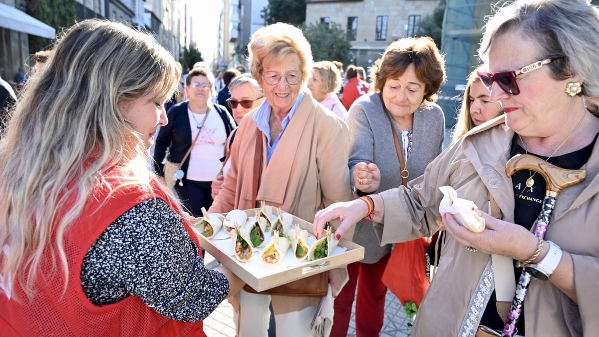 La jornada saludable de la Cruz Roja en la plaza de Ourense.