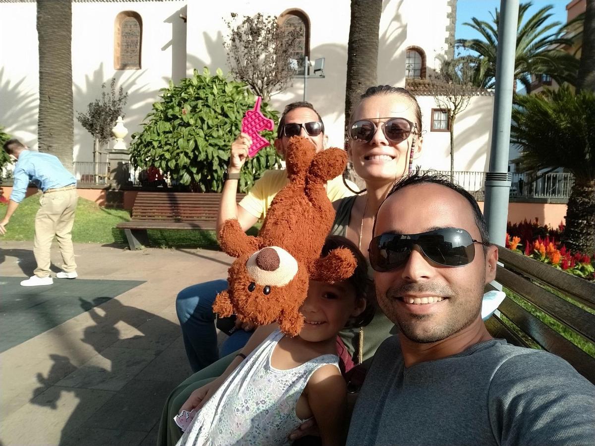 Alaya y su familia con Mosca