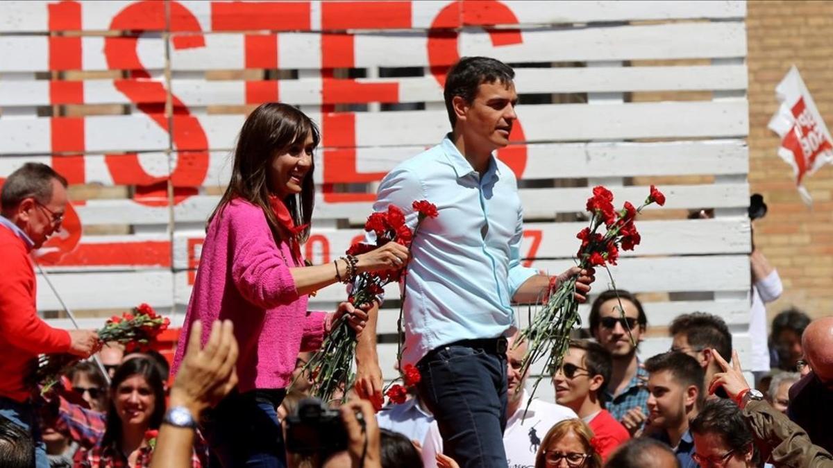 Núria Parlón y Pedro Sánchez, durante un mitin en Barcelona el pasado 22 de abril.