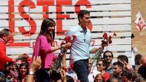 Núria Parlón y Pedro Sánchez, durante un mitin en Barcelona el pasado 22 de abril. 