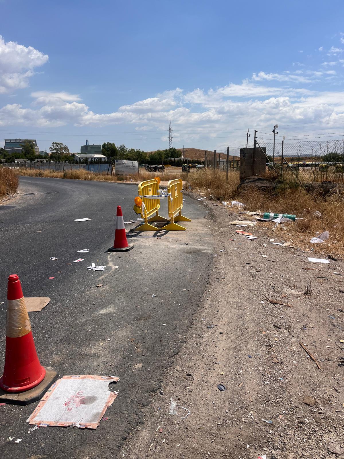 Así se encuentra la carretera de acceso al polígono de Ses Veles, donde se encuentra la planta de Son Reus.