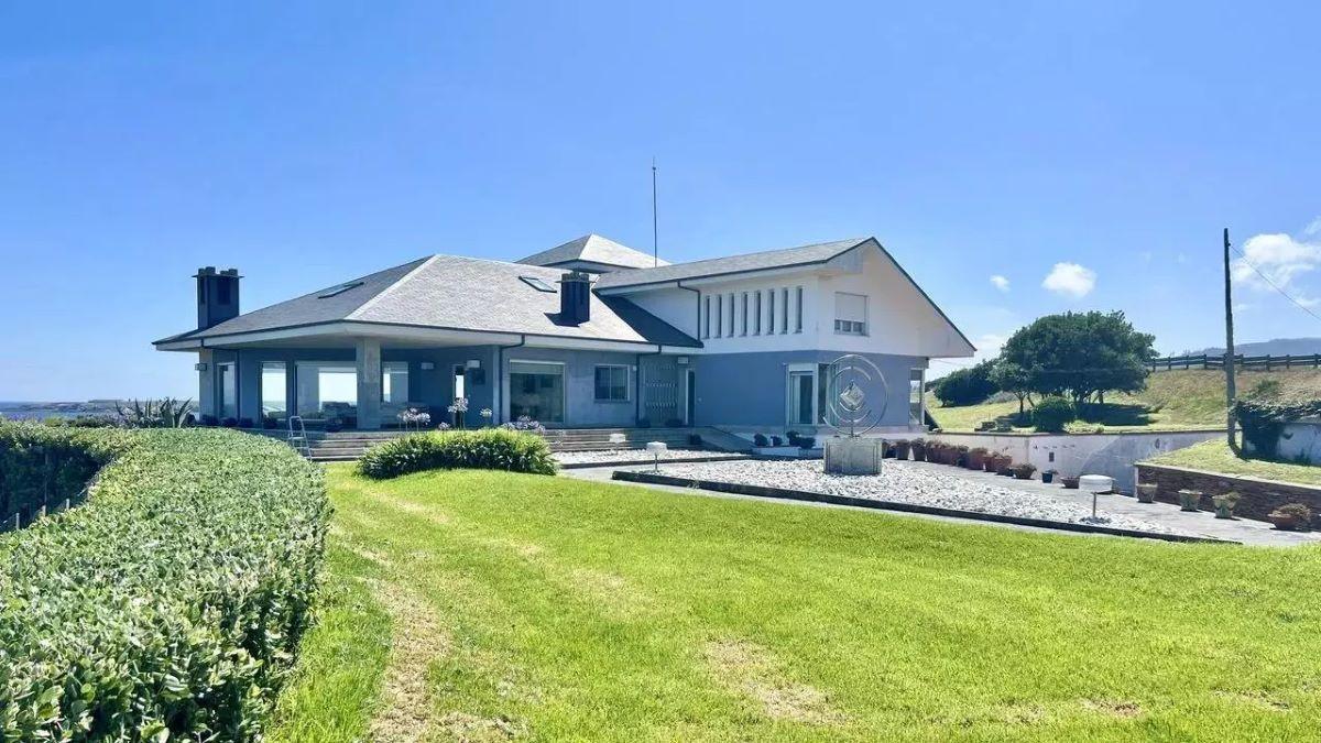 Chalé en Ribadeo, muy cerca de la Playa de As Catedrais, en venta por 3,9 millones de euros.
