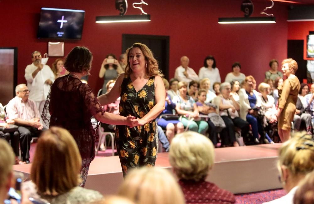 Lleno en el desfile benéfico en beneficio de las mujeres con cáncer de mama