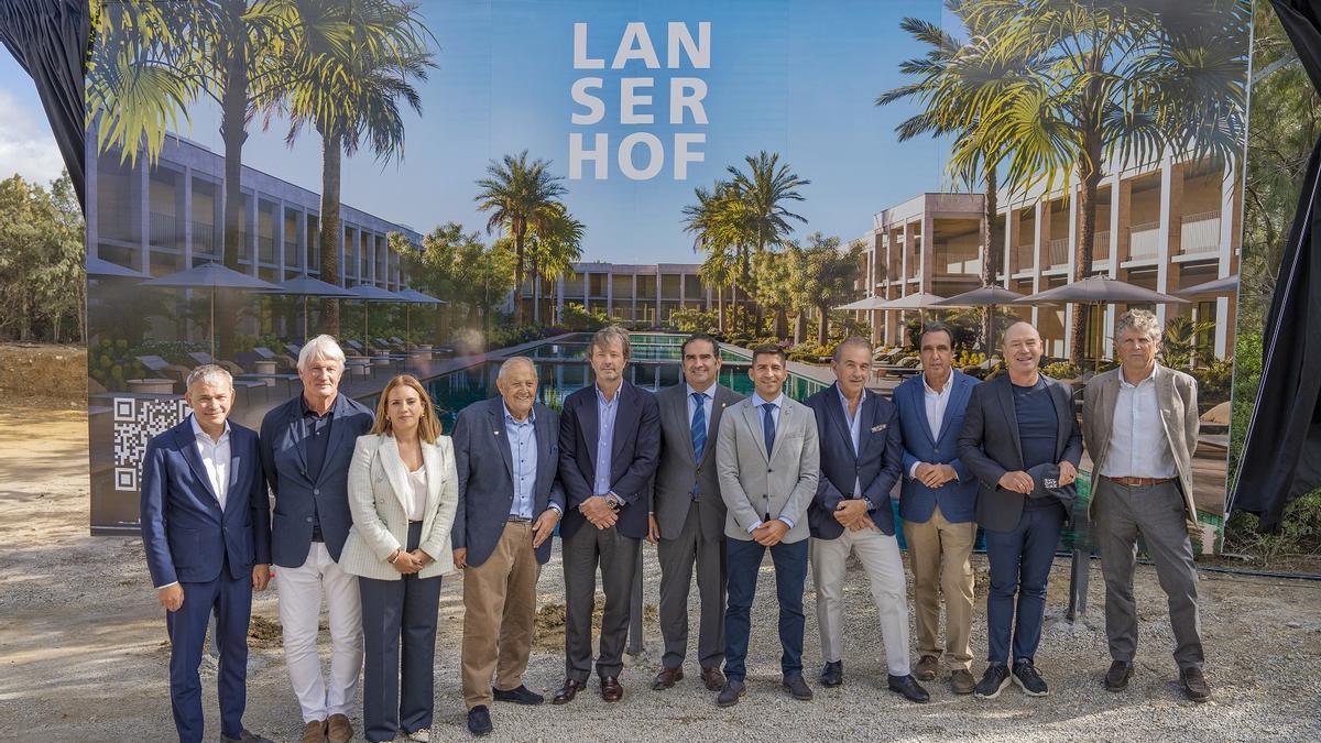 El acto de colocación de la primera piedra del futuro centro Lanserhof en Casares.