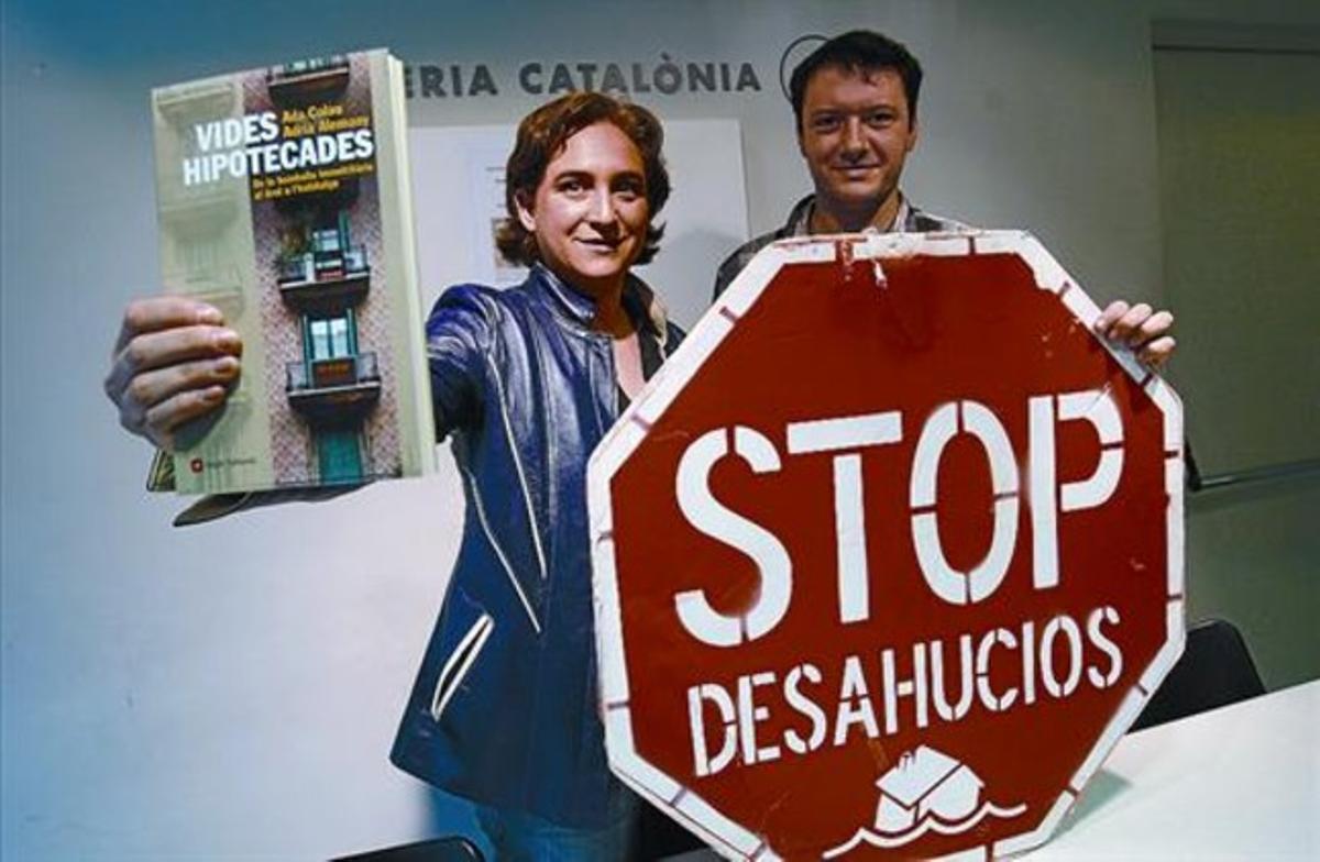 Els autors 8 Colau i Alemany, dimecres a la llibreria Catalònia, on van presentar ’Vides hipotecades’.
