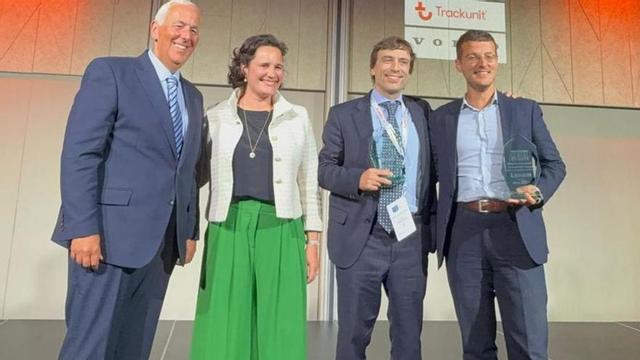 Luis Turiel, director de ventas de GAM (segundo por la derecha), recoge el galardón junto a otros premiados, el pasado miércoles en Dublín. |