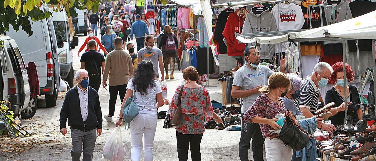 Ambiente en el mercado del Barbaña, celebrado ayer. |   // IÑAKI OSORIO