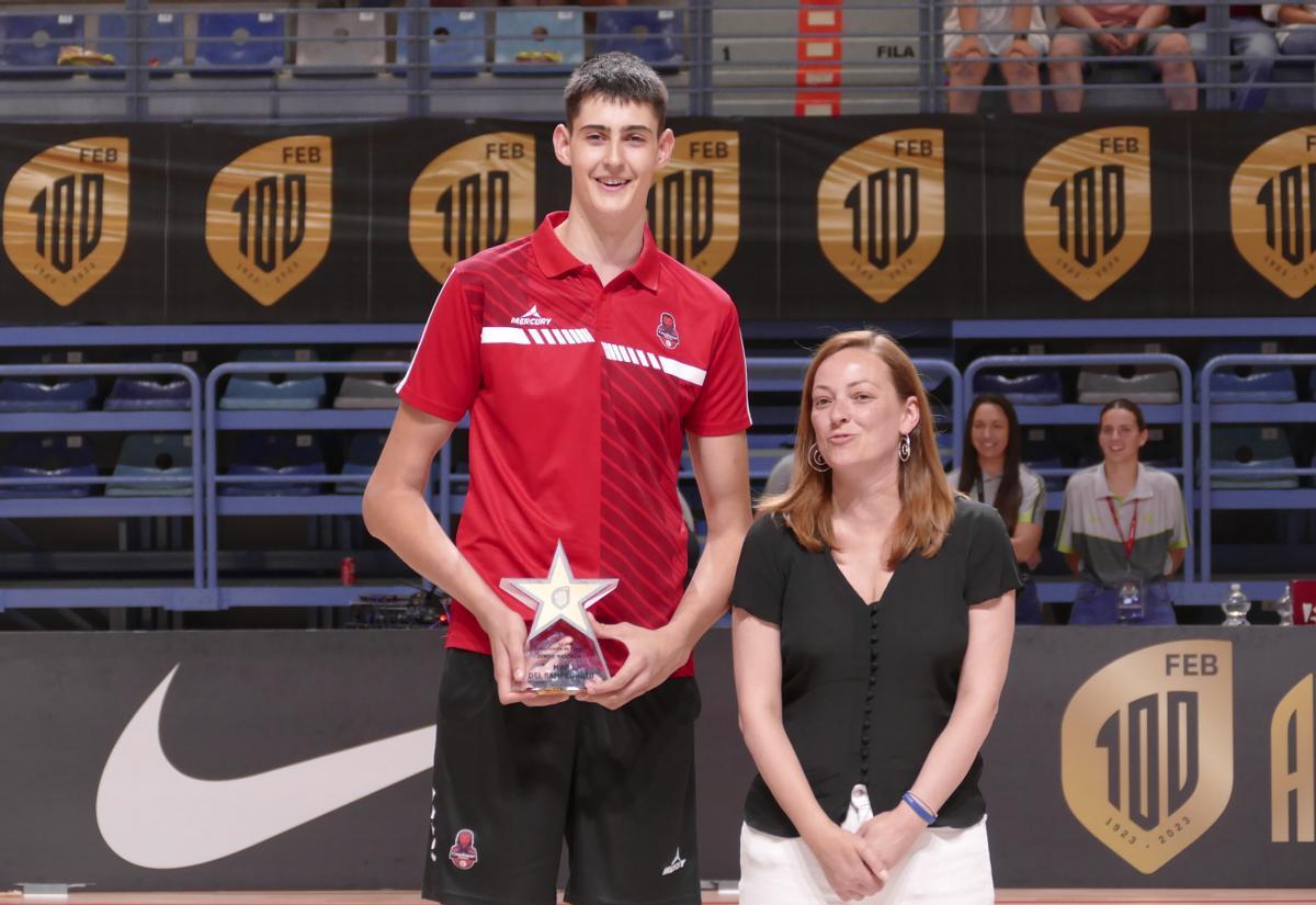 Aday Mara, con el trofeo de MVP del Campeonato de España júnior.