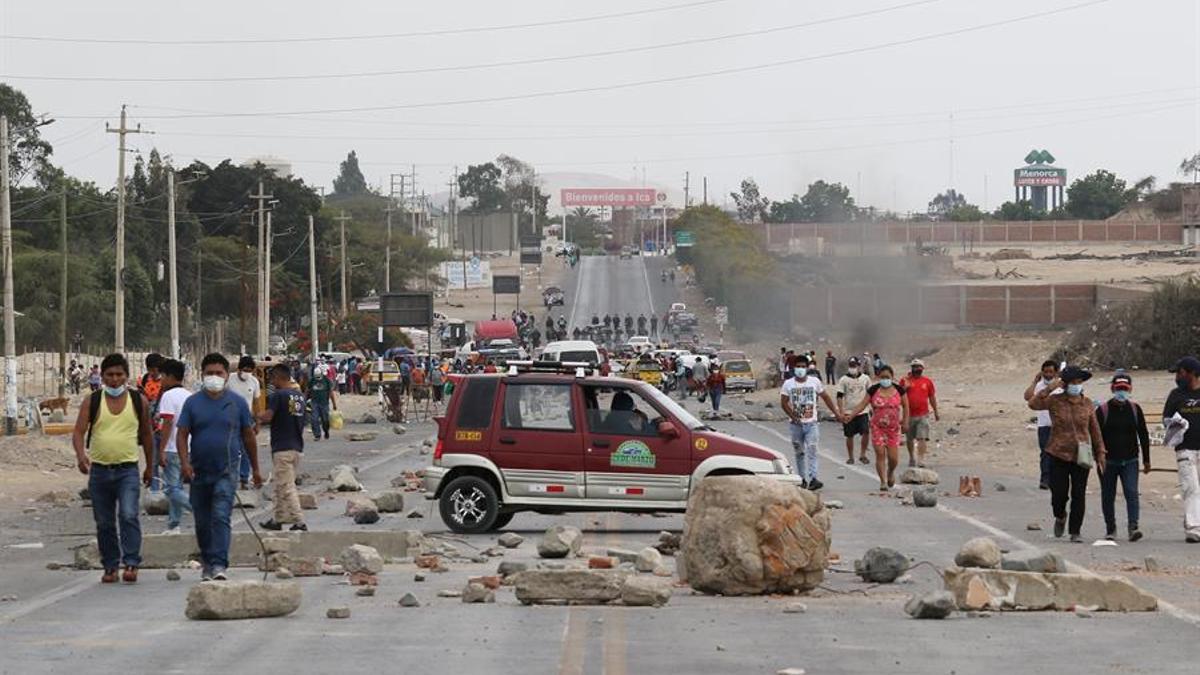 Manifestantes mantienen bloqueada una vía en Ica (Perú).