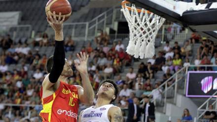 Victor Claver, en una acción del partido ante República Dominicana