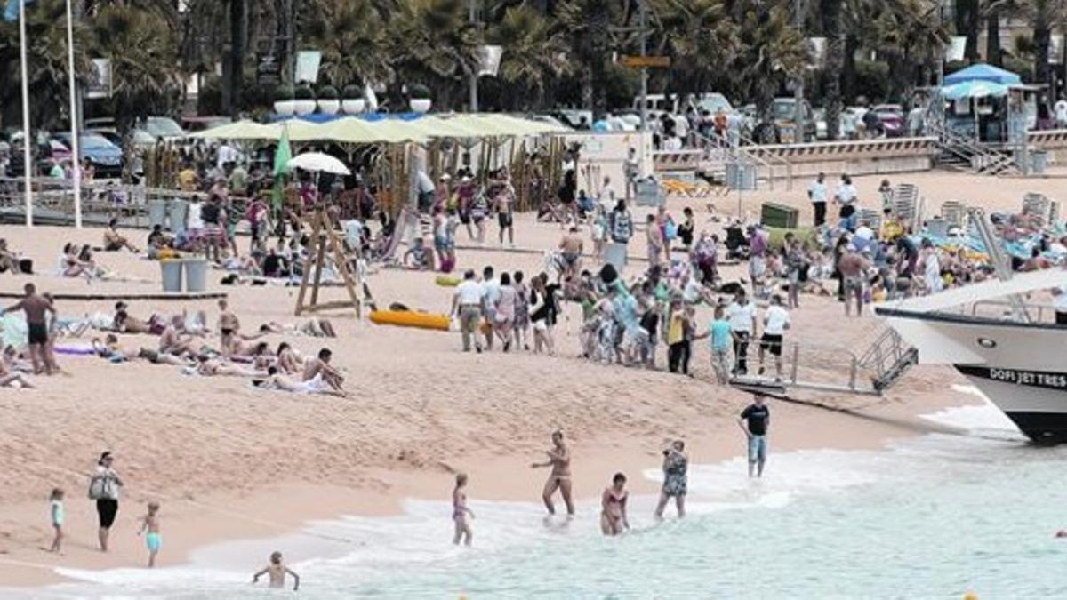 Bañistas en las playas de Lloret, una de las localidades costeras que atrae más turismo extranjero.