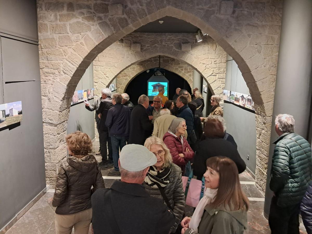 Manresa inaugura l'exposició "Aixopluc" a la Plana
