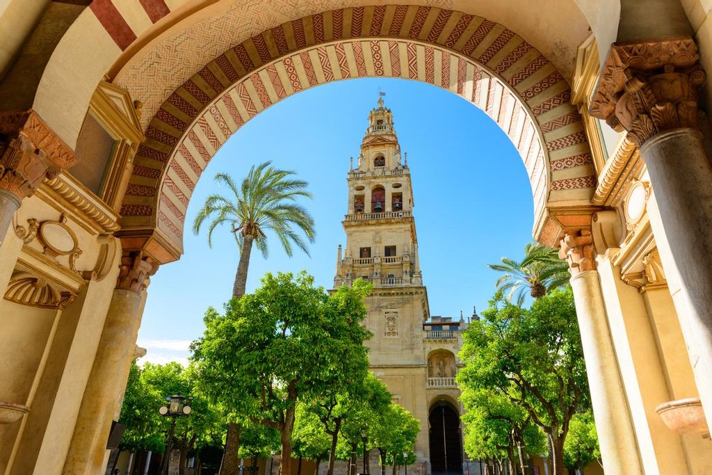 Córdoba seducirá al explorador con su imponente mezquita catedral.