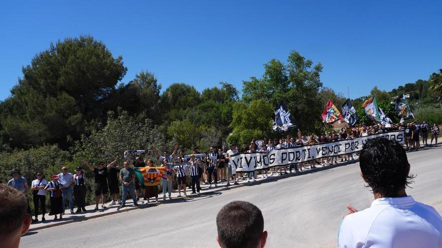 Vídeo: La afición del Castellón despide al equipo antes de su encuentro frente a la SD Huesca