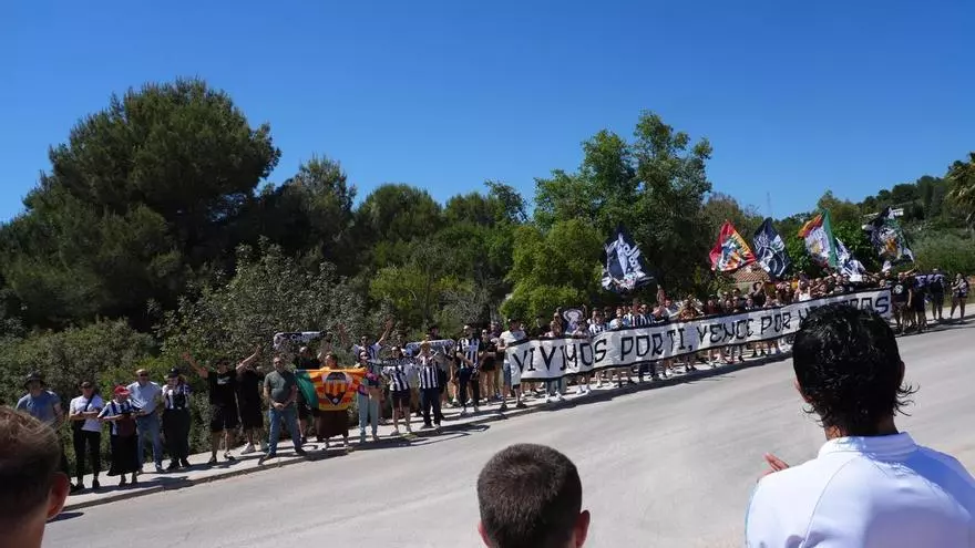 Vídeo: La afición del Castellón despide al equipo antes de su encuentro frente a la SD Huesca