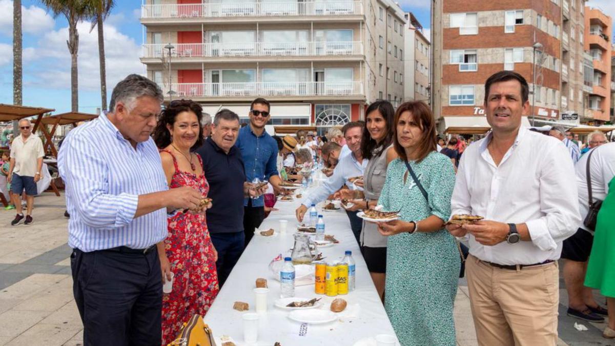 El alcalde, Telmo Martín, y parte de la Corporación en la Sardiñada.   | // FDV